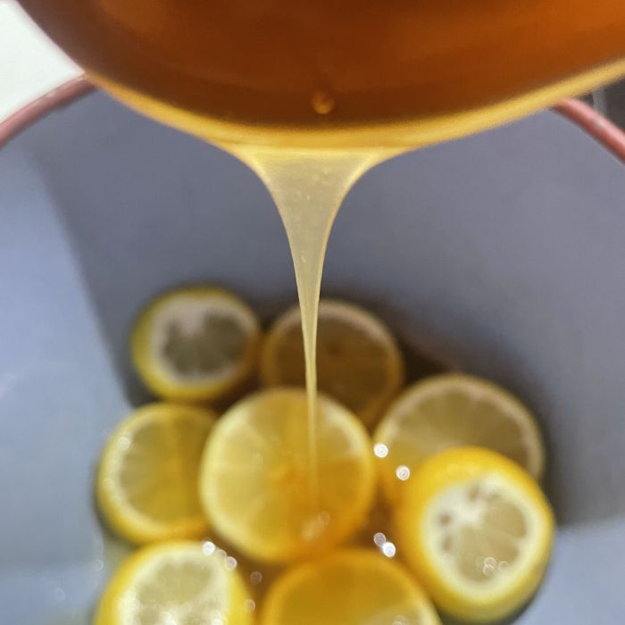 Receta Natural para los Resfriados: Infusión de Miel y Limón